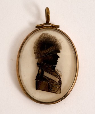 Lot 862 - George III reverse painted silhouette on glass depicting an officer of the Ayrshire Regiment