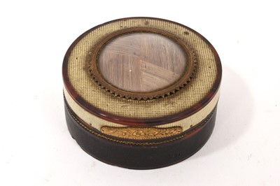 Lot 862 - 18th century horn circular snuff box with woven hair panel