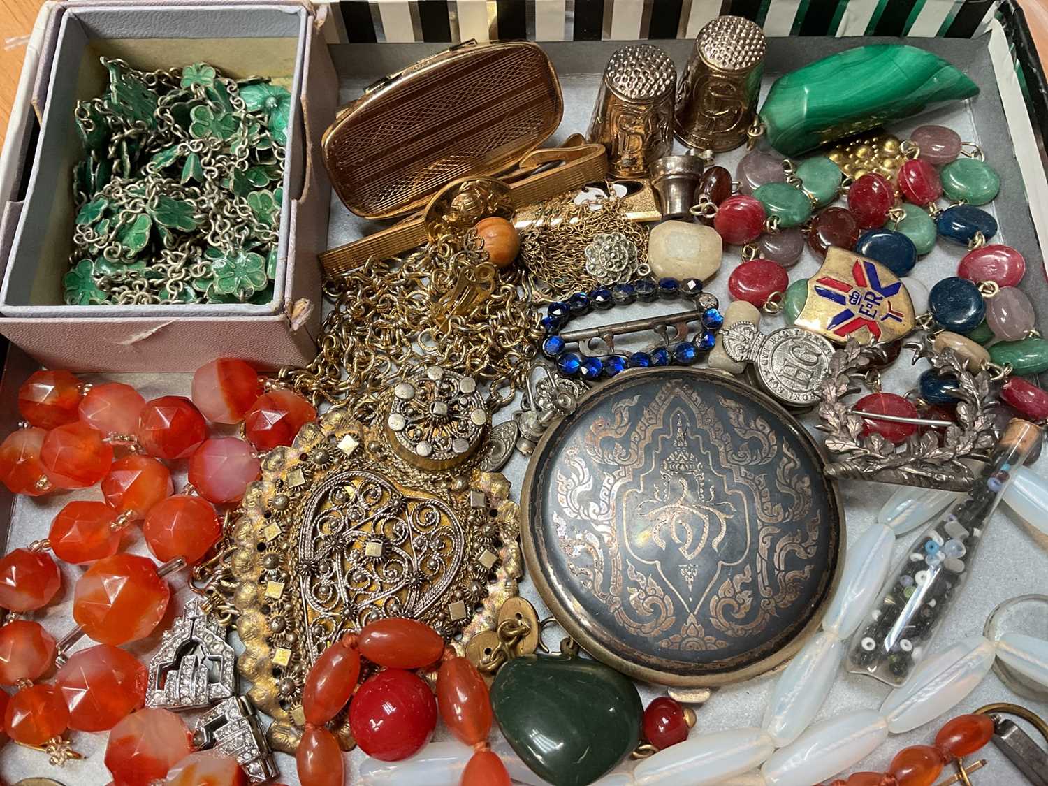 Lot 5 - Group of vintage costume jewellery and bijouterie