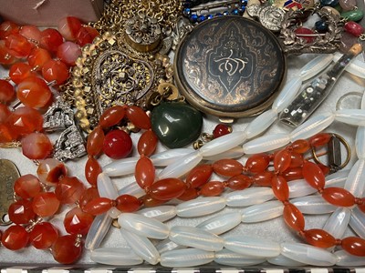 Lot 5 - Group of vintage costume jewellery and bijouterie