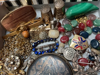 Lot 5 - Group of vintage costume jewellery and bijouterie