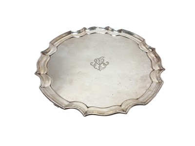 Lot 289 - Early 20th century salver with monogram