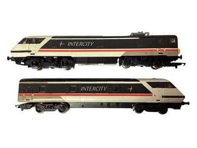 Lot 1824 - Hornby OO Gauge Class 91 Intercity Power Car, three coaches & Clas 82 Trailer, plus Inter 125 Power Car & Trailer, all loose (7)