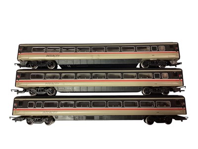 Lot 1824 - Hornby OO Gauge Class 91 Intercity Power Car, three coaches & Clas 82 Trailer, plus Inter 125 Power Car & Trailer, all loose (7)