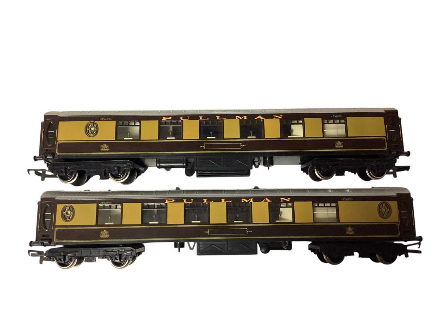 Lot 1826 - Hornby OO Gauge Pullman First Class Brake Coach, Third Class Parlour Brake Coach & Ruth Dining Car, plus Four loose Pullamn Coaches (7)