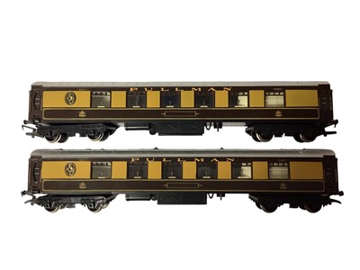 Lot 1826 - Hornby OO Gauge Pullman First Class Brake Coach, Third Class Parlour Brake Coach & Ruth Dining Car, plus Four loose Pullamn Coaches (7)