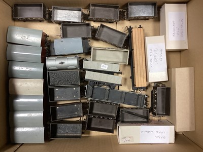 Lot 1829 - Railway OO Gauge Hornby Duplo & Others tin plate Vans, Guards Van & Open Top Wagons (12), plus various make Open Plank Wagons, flat bed trucks and other goods wagons, mainly loose, appro...