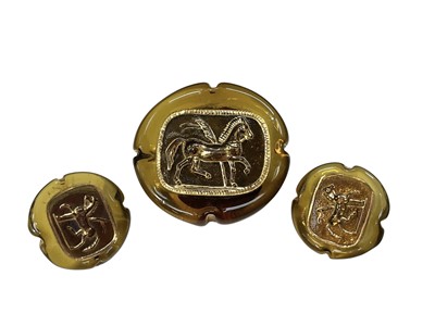 Lot 86 - Bimini pressed glass brooch and pair of matching clip on earrings all with gilt horse decoration