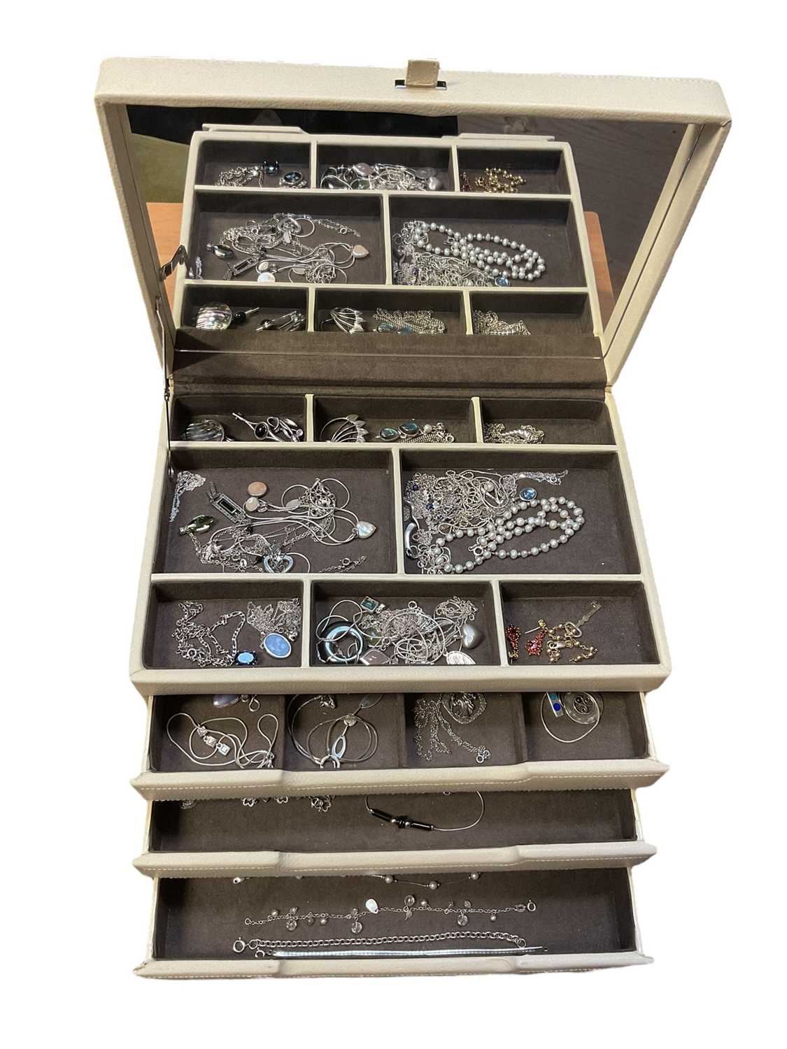 Lot 23 - Jewellery box containing silver and white metal jewellery
