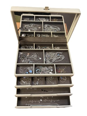 Lot 23 - Jewellery box containing silver and white metal jewellery