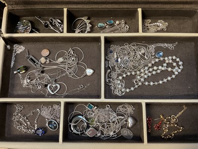 Lot 23 - Jewellery box containing silver and white metal jewellery