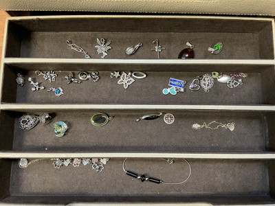 Lot 23 - Jewellery box containing silver and white metal jewellery