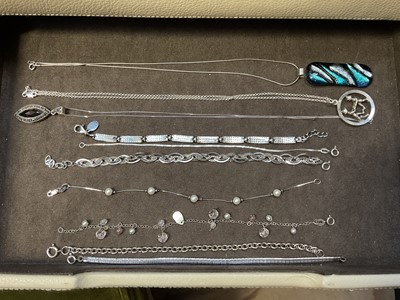 Lot 23 - Jewellery box containing silver and white metal jewellery