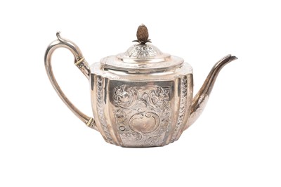 Lot 316 - George III silver teapot with pineapple finial