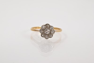 Lot 579 - Antique diamond daisy cluster ring in platinum setting on 18ct gold shank