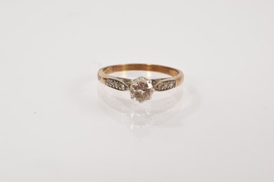 Lot 673 - Diamond single stone ring with a brilliant cut diamond estimated to weigh approximately 0.30cts in platinum claw setting on gold shank