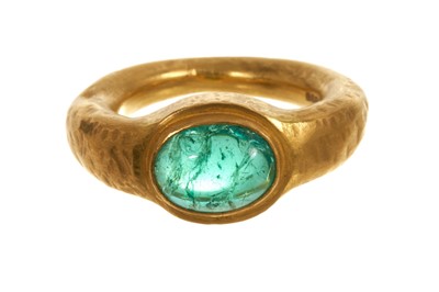 Lot 598 - Roman-revival emerald and 18ct gold ring