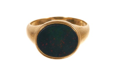 Lot 597 - Late Victorian 18ct gold and bloodstone signet ring