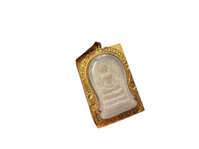 Lot 30 - Eastern religious tablet in yellow metal pendant setting, a blue stone pendant in 18ct gold setting and a 9ct rose gold Welsh love spoon pendant (3)