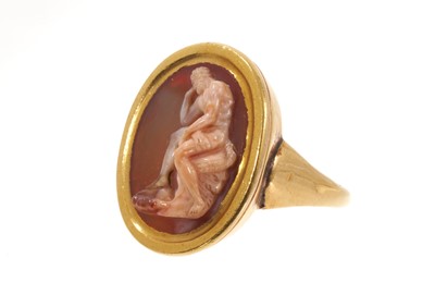 Lot 516 - 18th/19th century Italian carved hardstone cameo ring, the carved chalcedony cameo possibly of an earlier date, depicting a classical Roman figure with lion, possibly representing Hercules with...