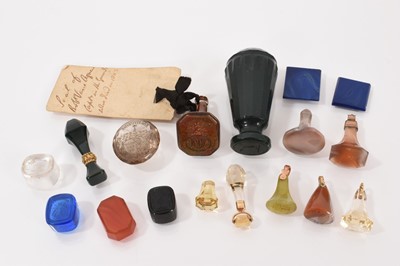 Lot 535 - A good group of antique seals to include a fine intaglio carved quartz with armorial crest, a George III agate seal with crest, Victorian gold mounted citrine seal etc