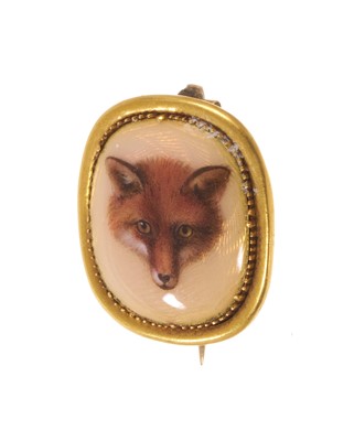 Lot 550 - Victorian gold and enamel brooch with a finely painted enamel plaque depicting a fox head on opalescent enamel ground in gold setting, 20mm x 19mm.