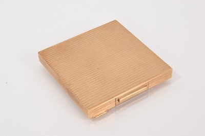 Lot 557 - 9ct gold powder compact with ribbed decoration, London 1947, 62mm square.