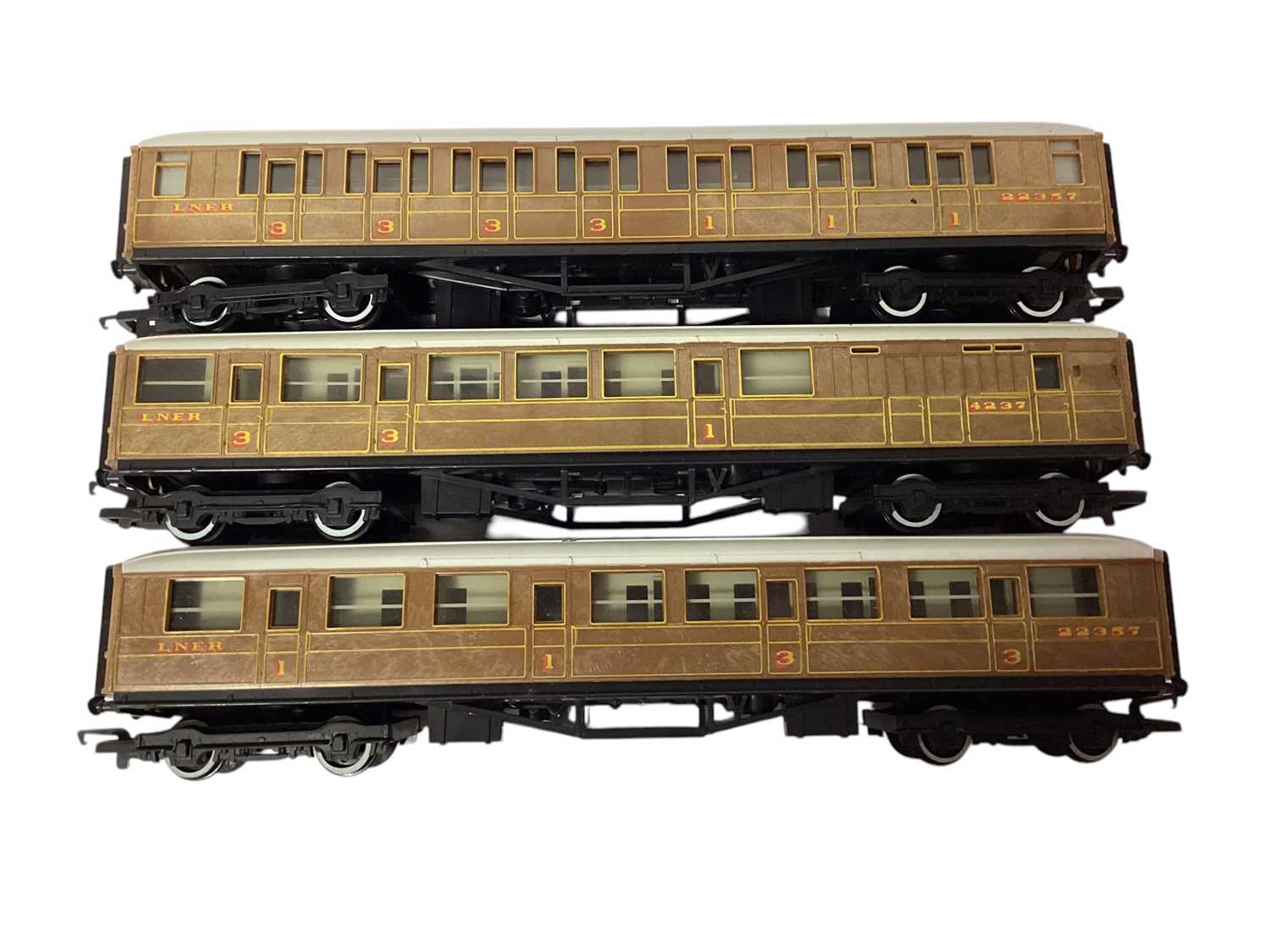 Lot 1819 - Hornby OO Gauge LNER teak coaches (x3), Triang coaches (x3), Sleeping Car, Royal Mail coach, Hornby Dublo Restuarant car, Crane, Wagons & Accessories, mostly loose (1 box)