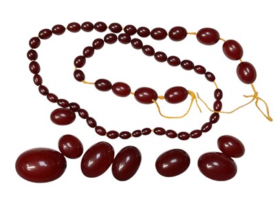Lot 7 - Vintage simulated cherry amber graduated bead necklace, needs re-stringing