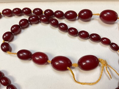 Lot 7 - Vintage simulated cherry amber graduated bead necklace, needs re-stringing