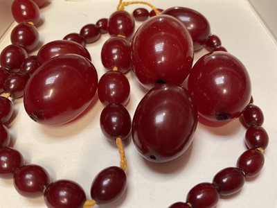 Lot 7 - Vintage simulated cherry amber graduated bead necklace, needs re-stringing