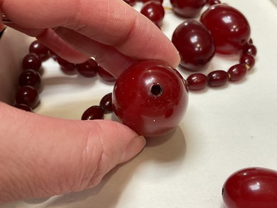 Lot 7 - Vintage simulated cherry amber graduated bead necklace, needs re-stringing