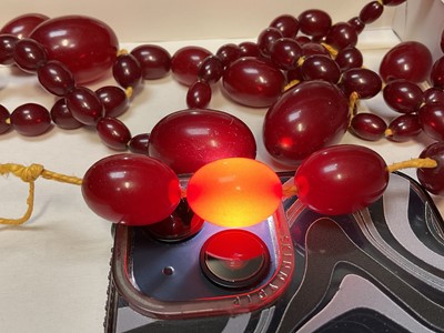Lot 7 - Vintage simulated cherry amber graduated bead necklace, needs re-stringing