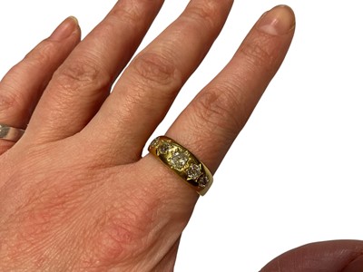 Lot 14 - Victorian 18ct gold diamond five stone ring