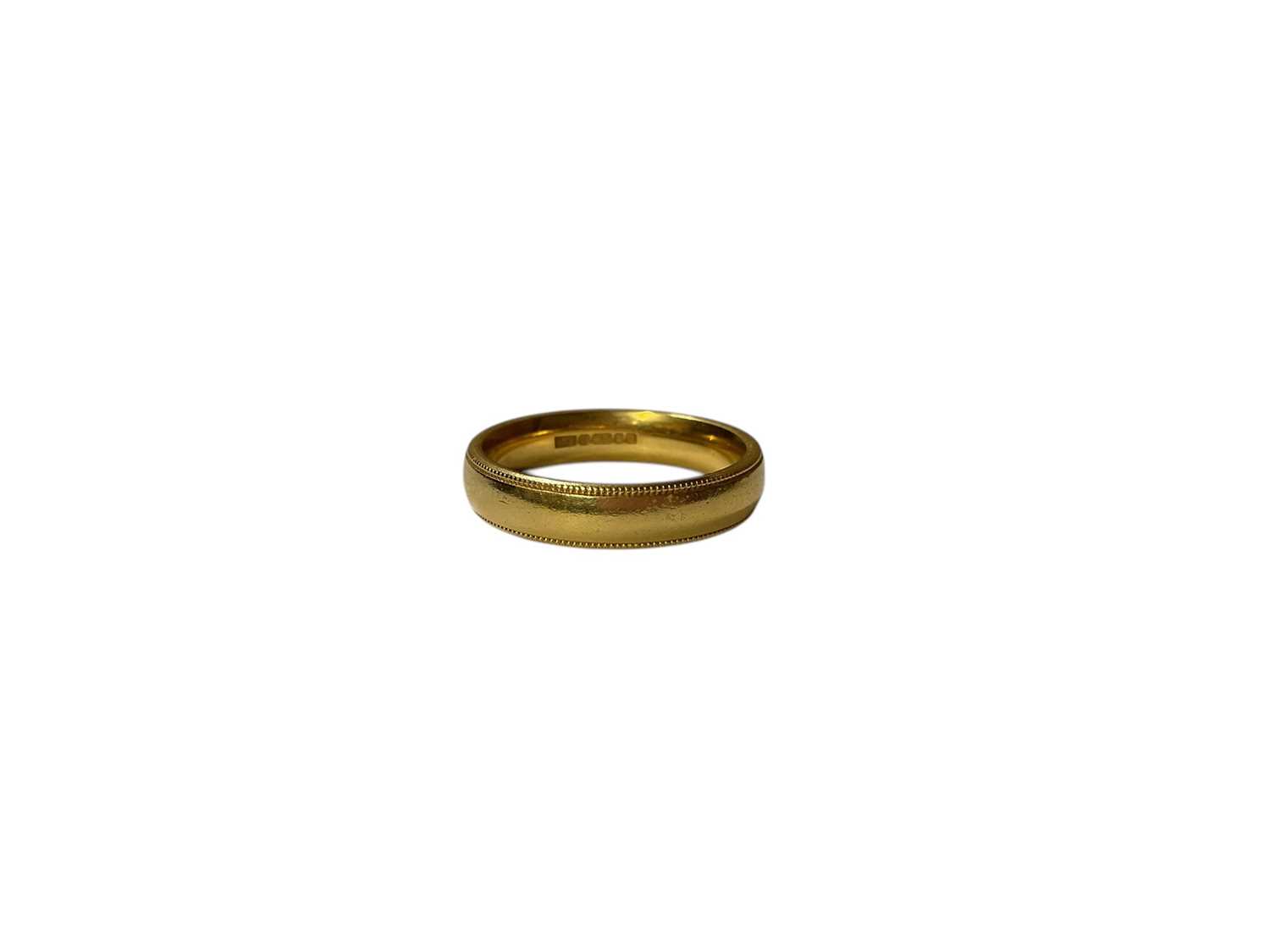 Lot 17 - 18ct gold wedding ring (London 1991)