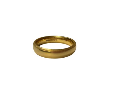 Lot 17 - 18ct gold wedding ring (London 1991)