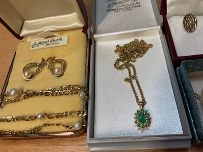 Lot 19 - Group of 9ct gold and yellow metal jewellery