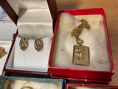 Lot 19 - Group of 9ct gold and yellow metal jewellery