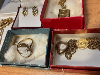 Lot 19 - Group of 9ct gold and yellow metal jewellery