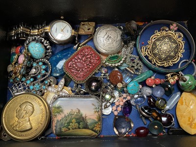 Lot 133 - Jewellery box containing one antique diamond flower head cluster earring with pearls suspended below