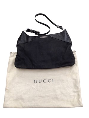 Lot 2101 - Gucci one shoulder handbag with logo plate to front with soft dust bag.