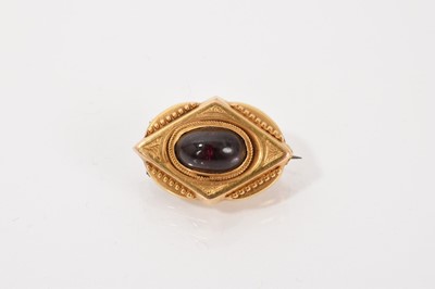 Lot 634 - Victorian yellow metal and garnet cabochon brooch