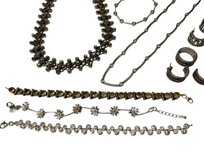 Lot 50 - Group of silver jewellery