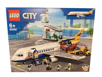 Lot 2025 - Lego City Passenger Aeroplane Playset, boxed 60262 (1)