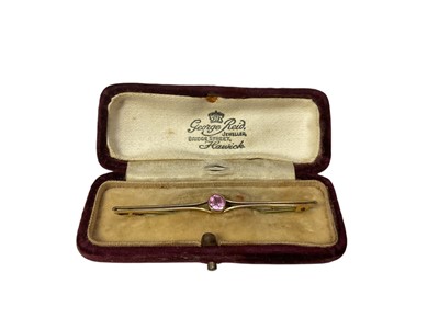 Lot 120 - Edwardian 9ct gold bar brooch set with a single pink stone, 65mm, in period fitted box