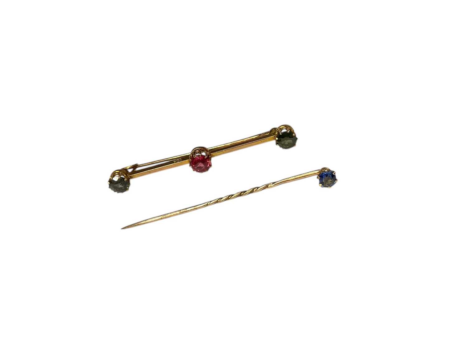 Lot 62 - 9ct gold multi-gem three stone bar brooch together with a sapphire stick pin (2)