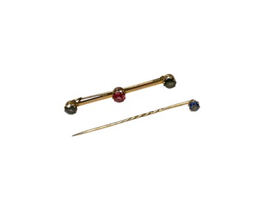 Lot 62 - 9ct gold multi-gem three stone bar brooch together with a sapphire stick pin (2)
