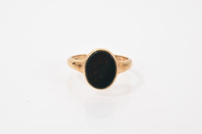 Lot 586 - Victorian style 9ct gold oval bloodstone panel signet ring