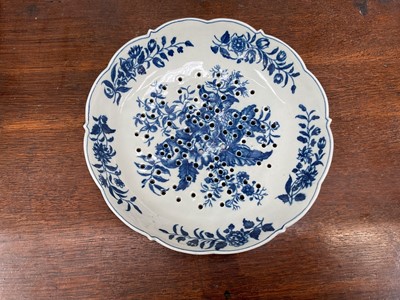 Lot 32 - 18th century Worcester porcelain cress dish, 19.5cm in diameter