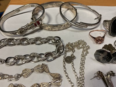 Lot 103 - Group of silver and white metal jewellery